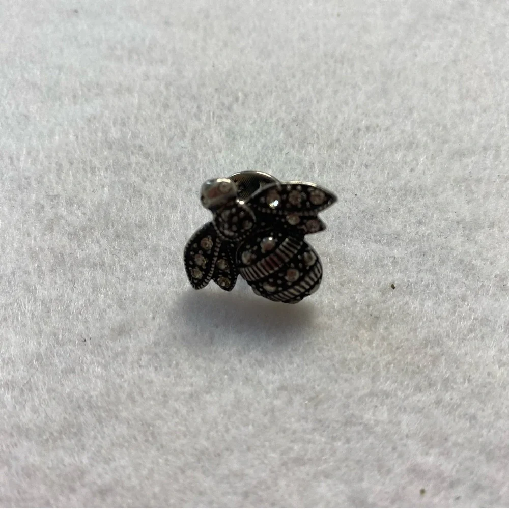 Elegant Bumblebee Lapel Hat Pin Brooch Faceted Marcasite style Silver tone
